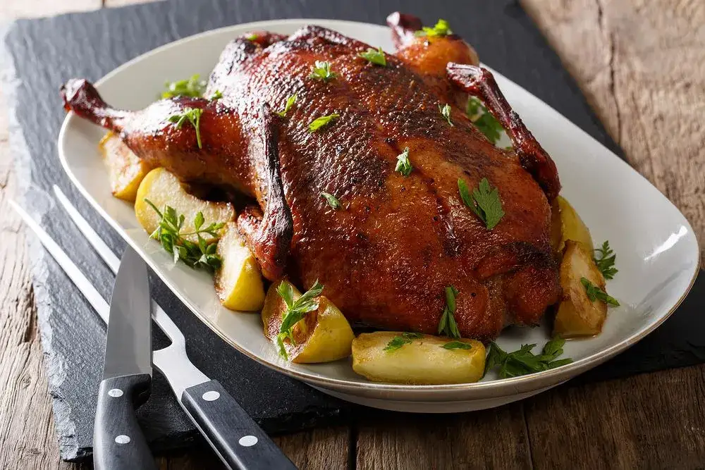 Jak zrobić kaczkę w piekarniku – idealny przepis na soczyste mięso