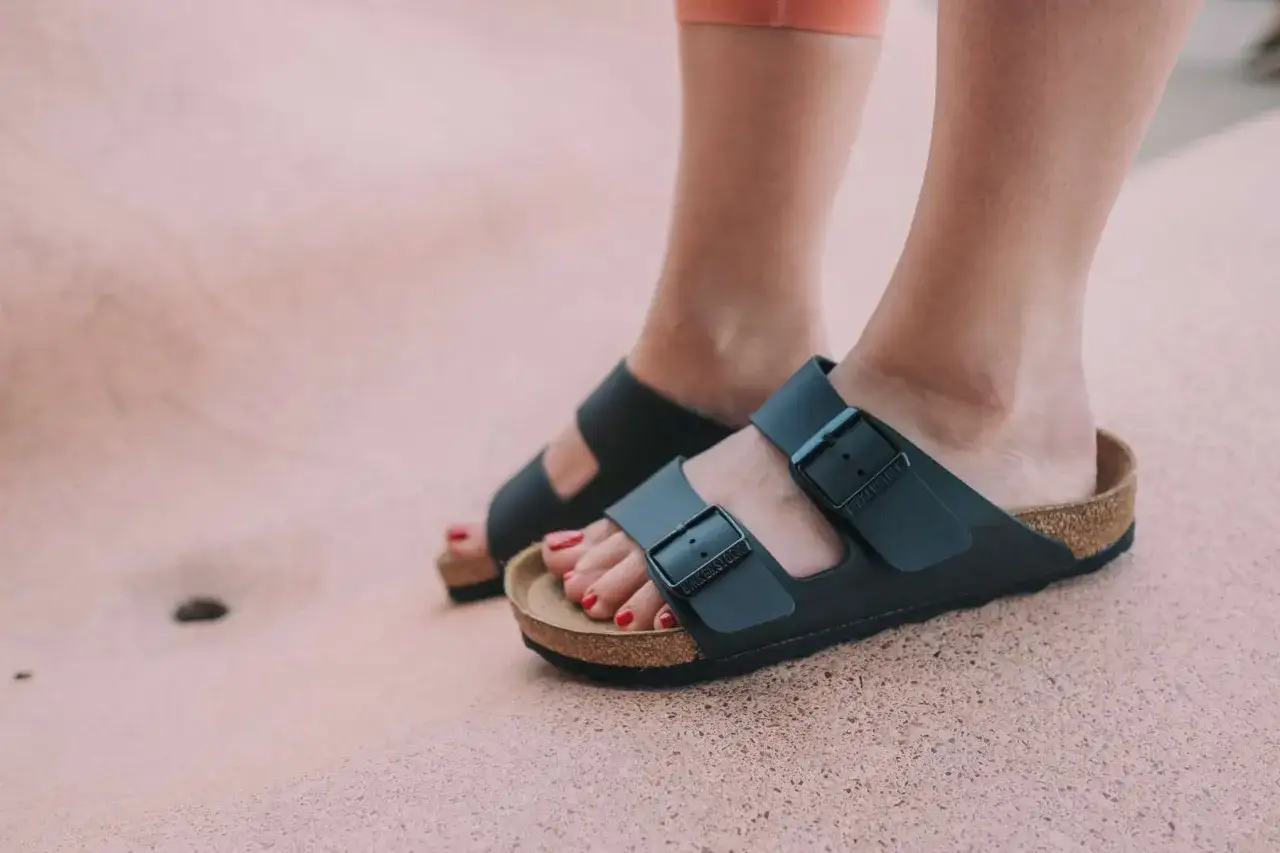 Jak czyścić klapki Birkenstock, aby uniknąć ich zniszczenia?