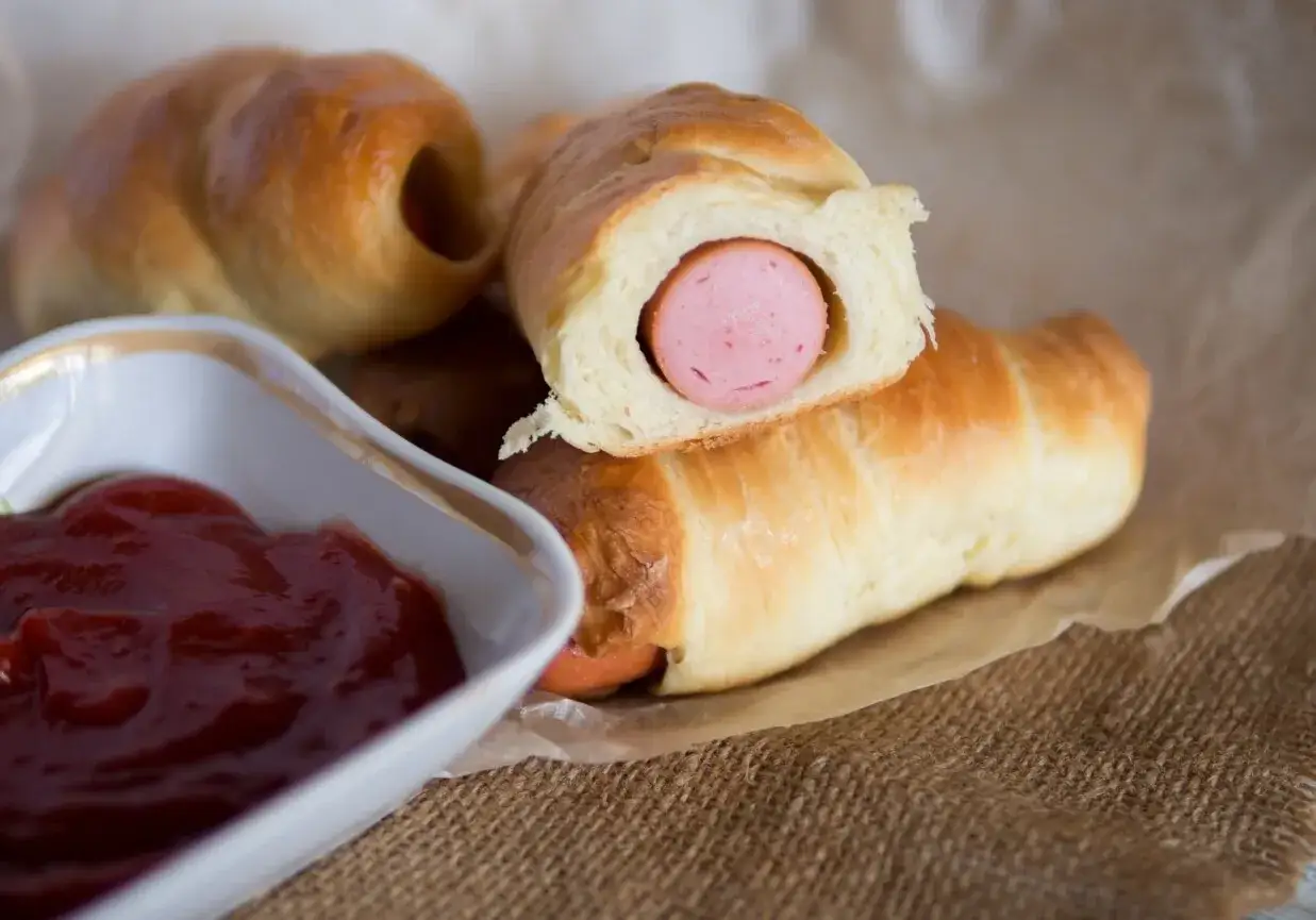 Parówki w cieście pizzowym przepis na pyszną i szybką przekąskę do podania