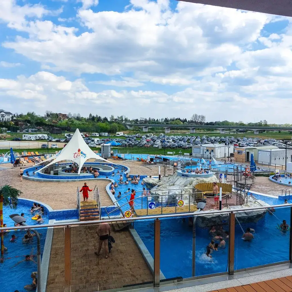 Gdzie jest Uniejów Termy? Lokalizacja i dojazd do kompleksu