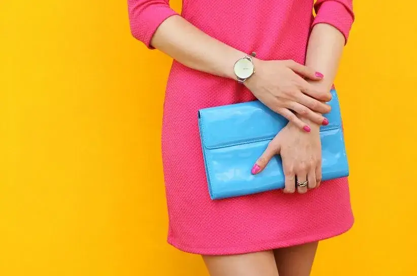 Jakie paznokcie do malinowej sukienki? Odkryj idealne kolory!