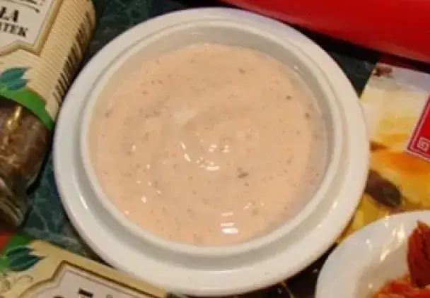 Jaki sos do sałatki gyros? Odkryj najlepsze przepisy i smaki