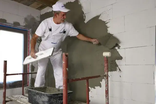 Jaki tynk wewnętrzny na beton komórkowy - uniknij błędów przy wyborze