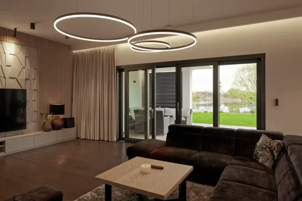 Czym zasłonić duże okna w salonie? Inspiracje i praktyczne rozwiązania