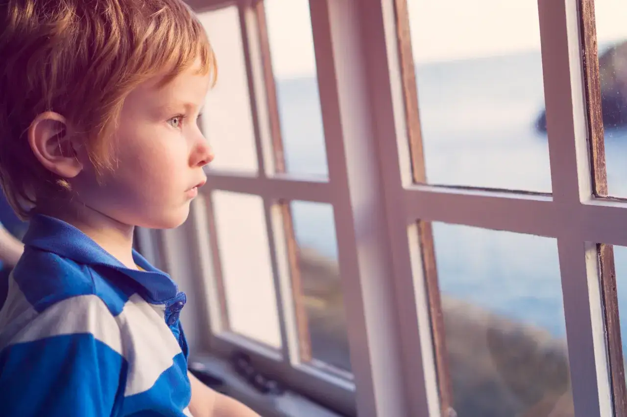 Jak zablokować okno przed dzieckiem - skuteczne metody zabezpieczeń