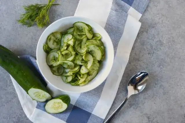 Jak zrobić sałatkę szwedzką z ogórków, która zachwyci smakiem i wyglądem