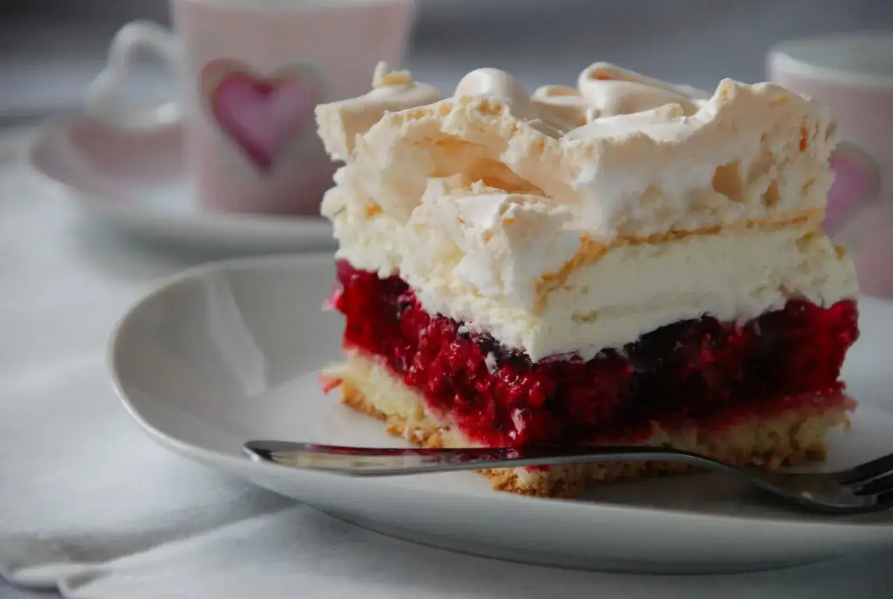 Ile piec bezę do malinowej chmurki? Prosty przepis bez błędów i idealny efekt