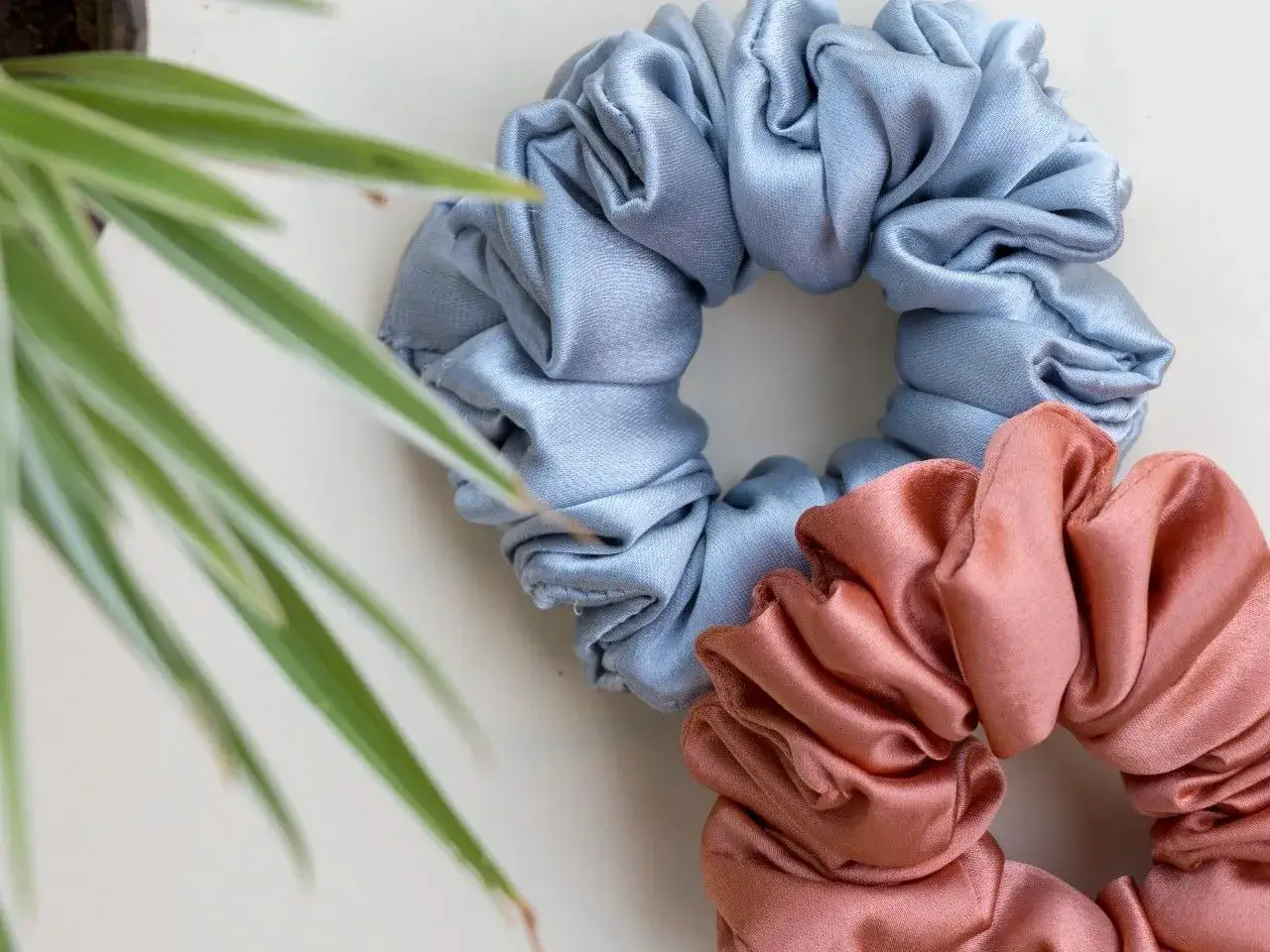 Jak samodzielnie uszyć gumkę do włosów – prosty poradnik krok po kroku