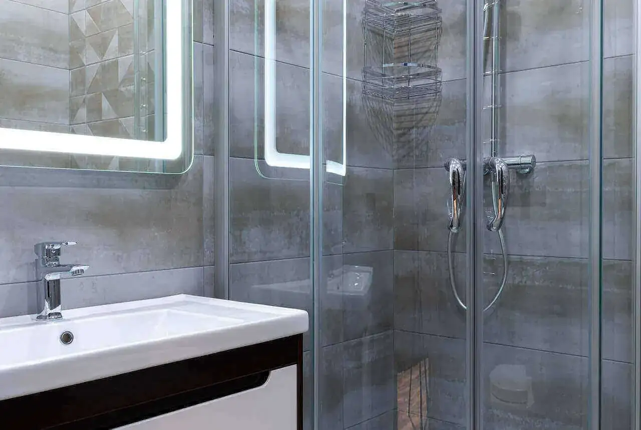 Skuteczne sposoby na uszczelnienie drzwi kabiny prysznicowej bez przecieków