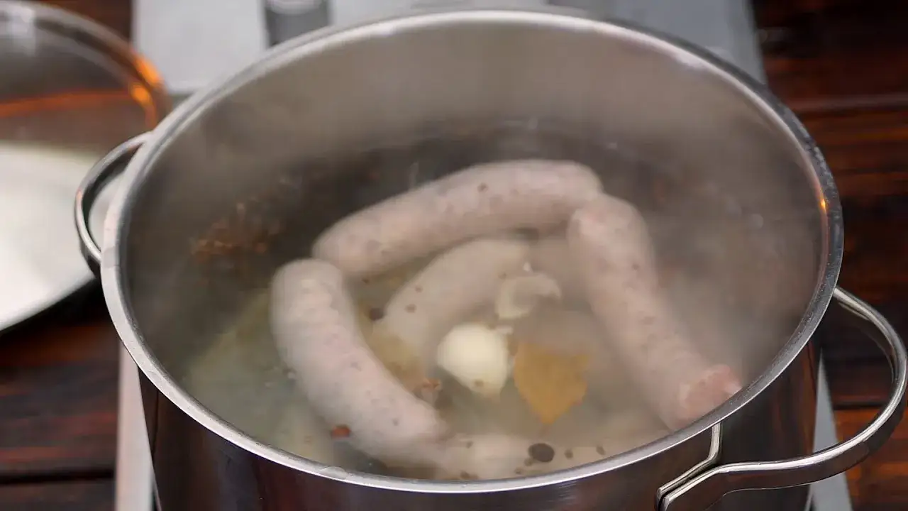 Jak parzymy białą kiełbasę, aby uniknąć twardej i suchej konsystencji