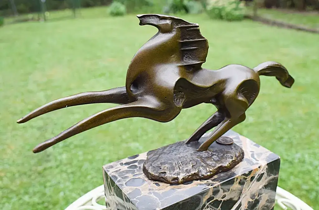 Rzeźba koń: odkryj symbolikę, style i materiały tych dzieł sztuki