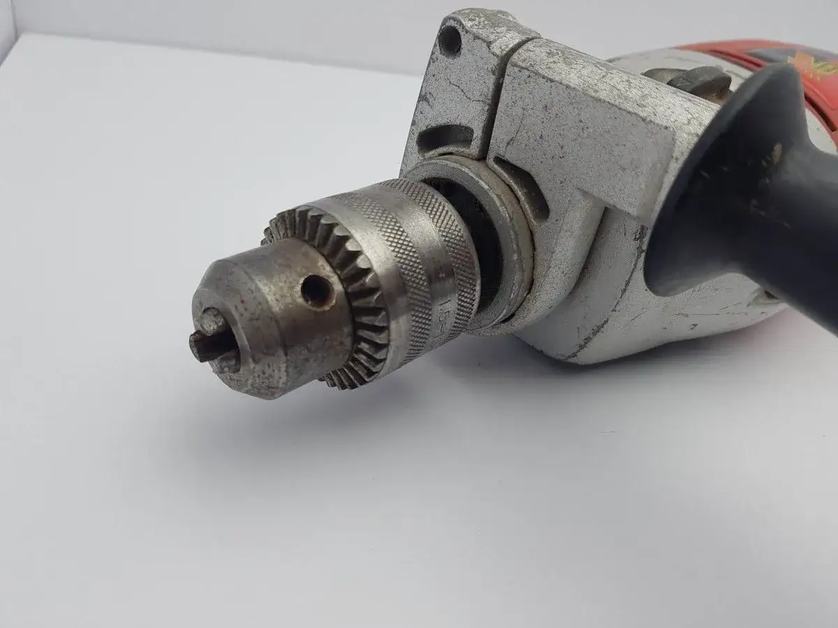 Jak zdjąć futerko z wiertarki: skuteczne sposoby na bezpieczny demontaż