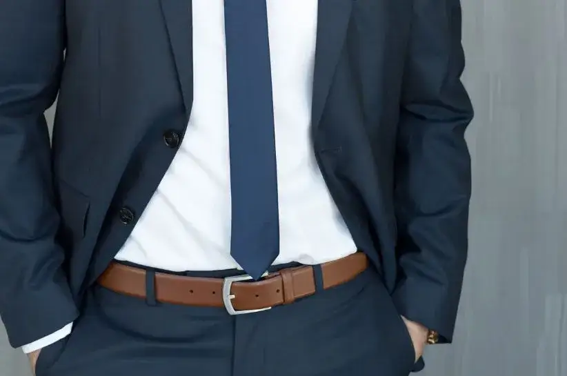 Jakie kolory krawatów najlepiej pasują do niebieskiego garnituru?