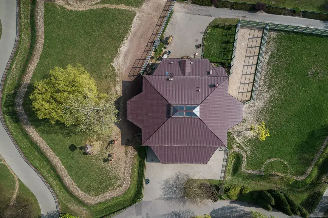 Konstrukcja dachu czterospadowego: kluczowe aspekty i porady budowlane