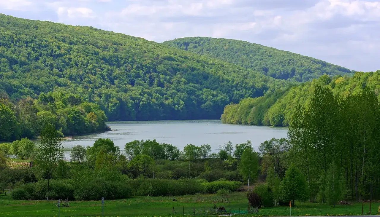 Jezioro Myczkowieckie – atrakcje, noclegi i tajemnice turystycznego raju w Bieszczadach