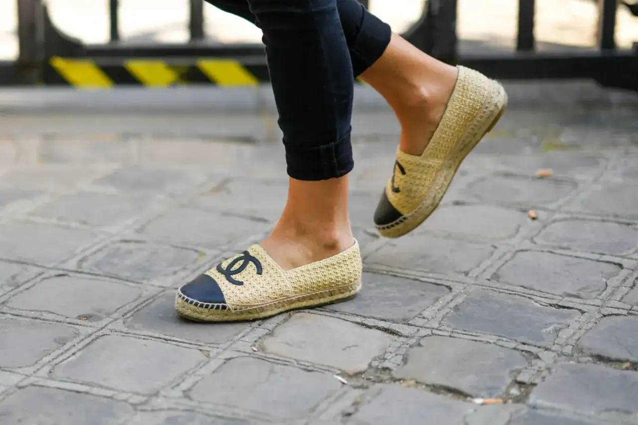 Stylowe espadryle damskie stylizacje na lato, które musisz znać