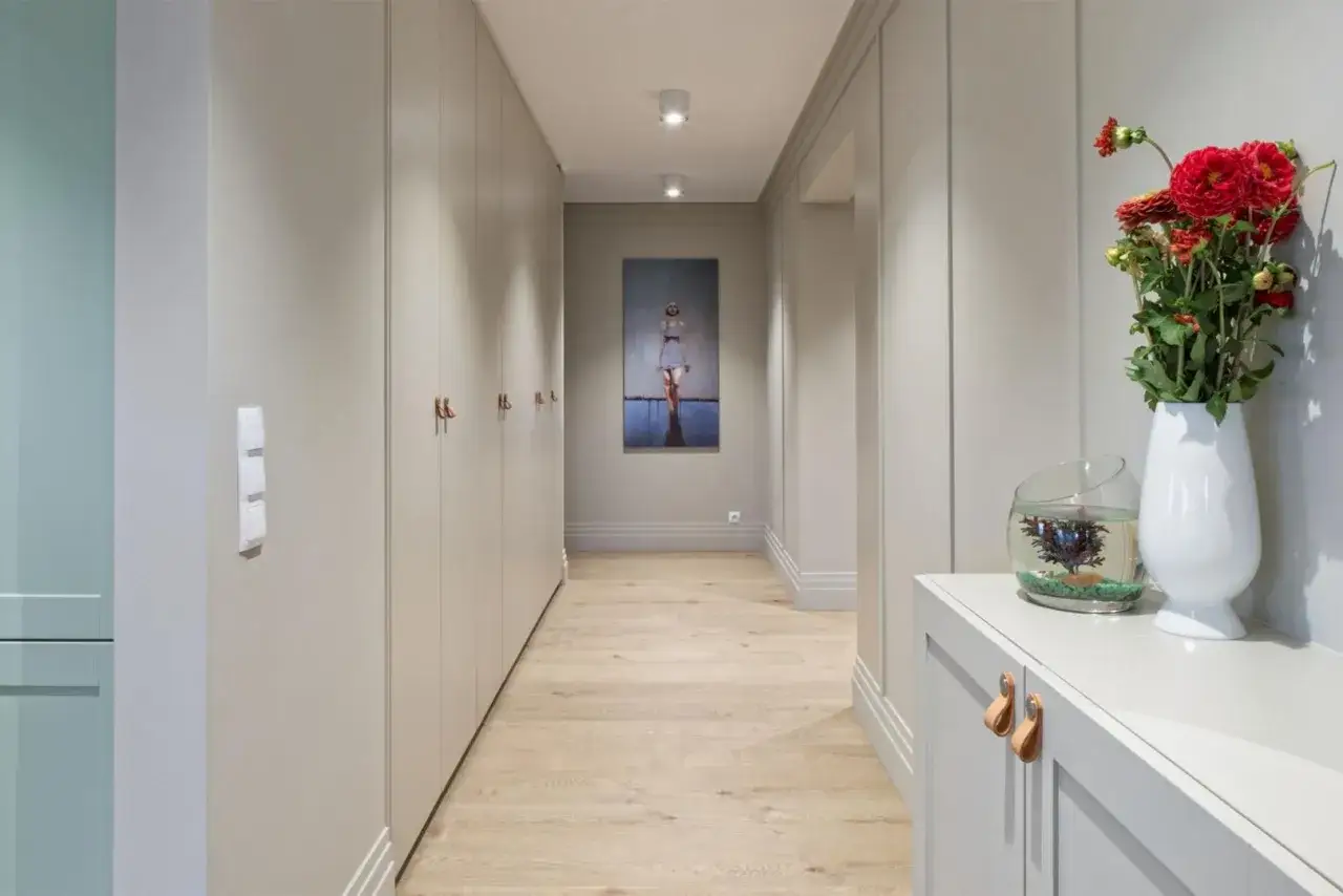 Jak oświetlić przedpokój? Inspiracje i zdjęcia, które zmienią twoje wnętrze