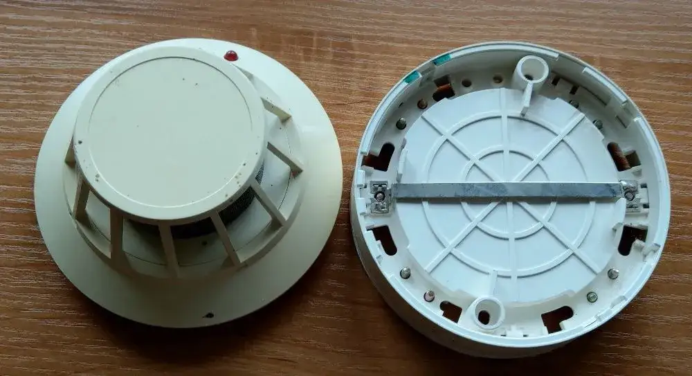 Jak oszukać czujnik dymu w hotelu i uniknąć poważnych konsekwencji