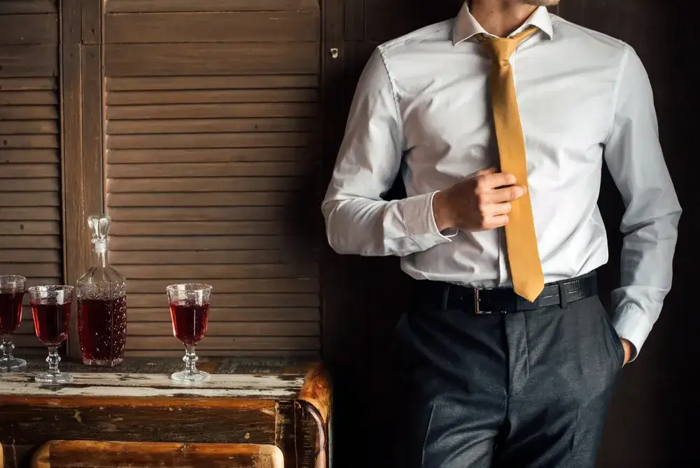 Dokąd powinien sięgać krawat? Idealna długość i błędy, których unikać