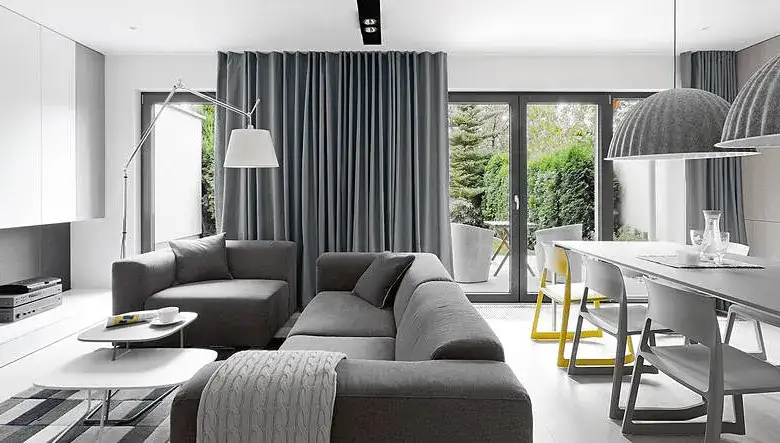 Jakie karnisze do nowoczesnego salonu wybrać, by stworzyć idealną przestrzeń?