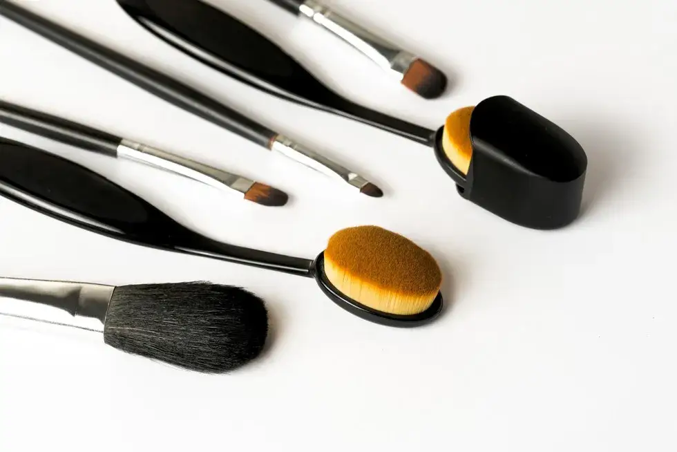 Szczotki do makijażu – który pędzel do czego? Kluczowe zastosowania i porady