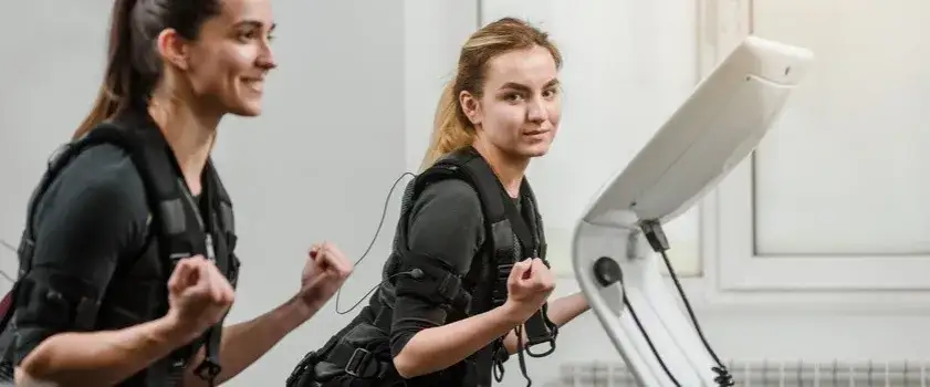 EMS trening co to? Poznaj zalety i działanie elektrostymulacji mięśni