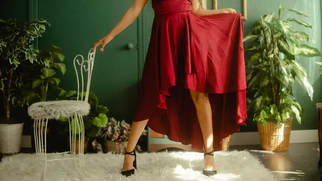 Sukienka na wesele dla 50 latki - jak wybrać najlepszą?