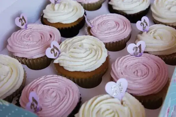 Jak zrobić pudełko na babeczki - proste instrukcje i materiały