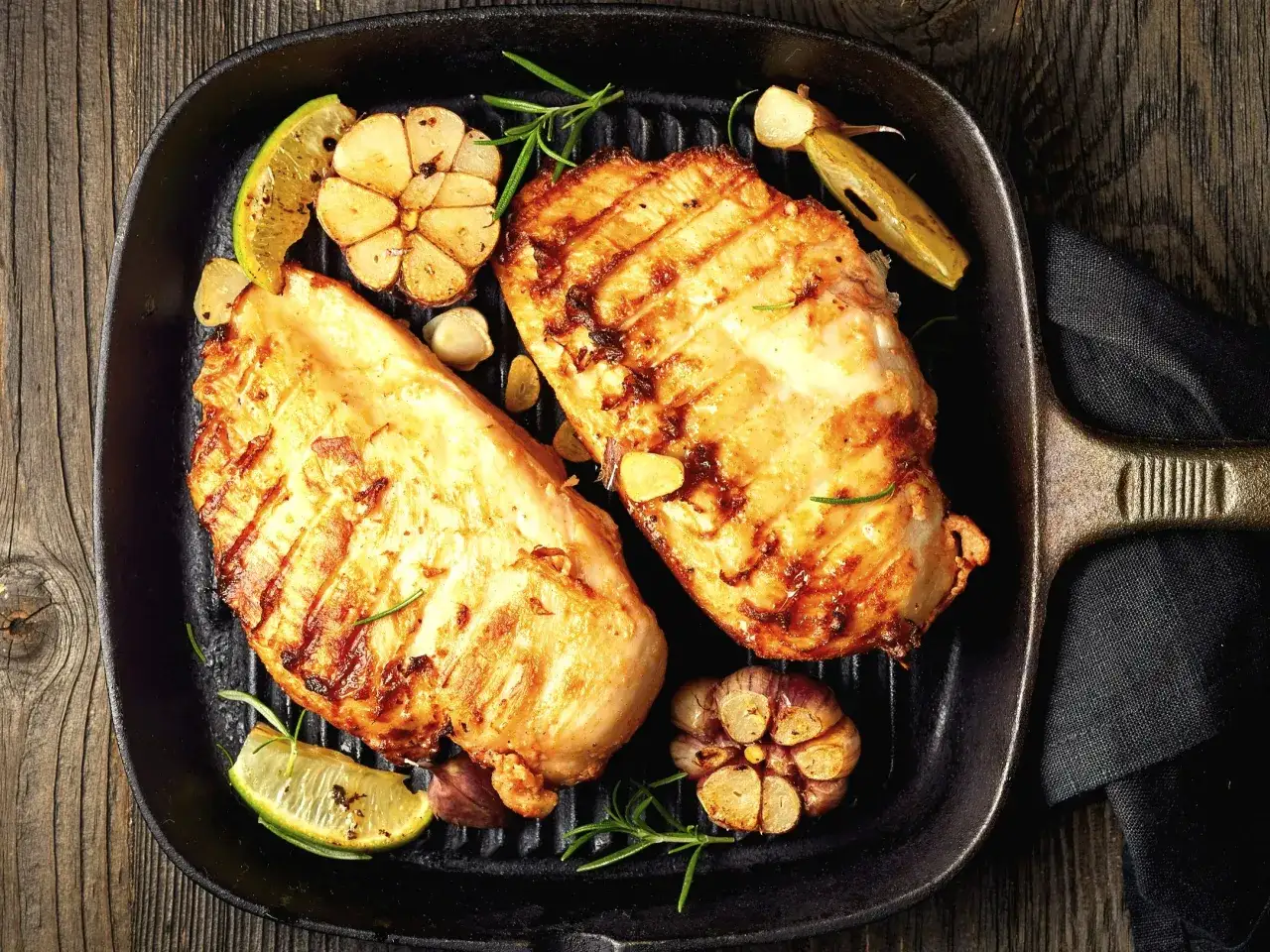 Jak upiec pierś z kurczaka na patelni, by była soczysta i pyszna