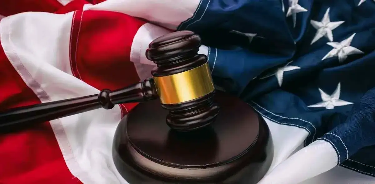 Ile zarabia prawnik w USA? Zaskakujące różnice w wynagrodzeniach