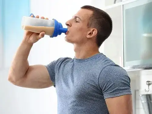 Czy można brać białko bez treningu? Sprawdź skutki i ryzyko