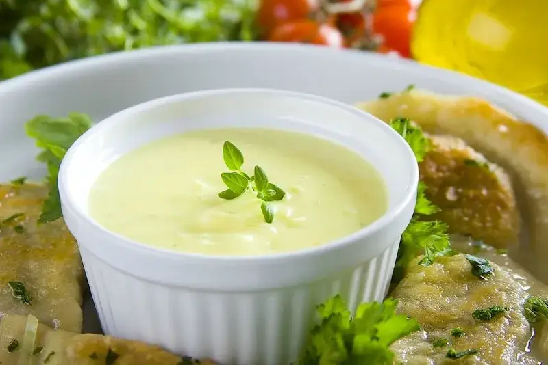 Prosty przepis na pyszny sos serowy z serka topionego w kilka minut