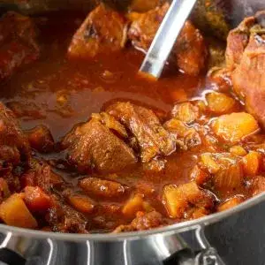 Jak smażyć wołowinę na gulasz, by uniknąć twardego mięsa?