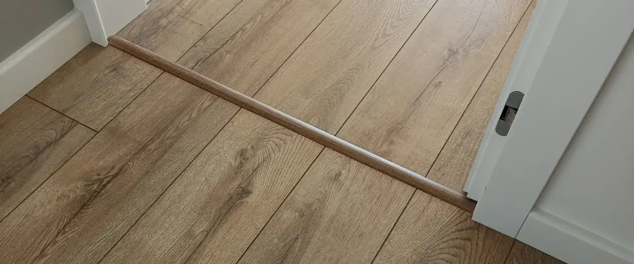 Jaką dylatację zastosować przy panelach podłogowych, aby uniknąć uszkodzeń?