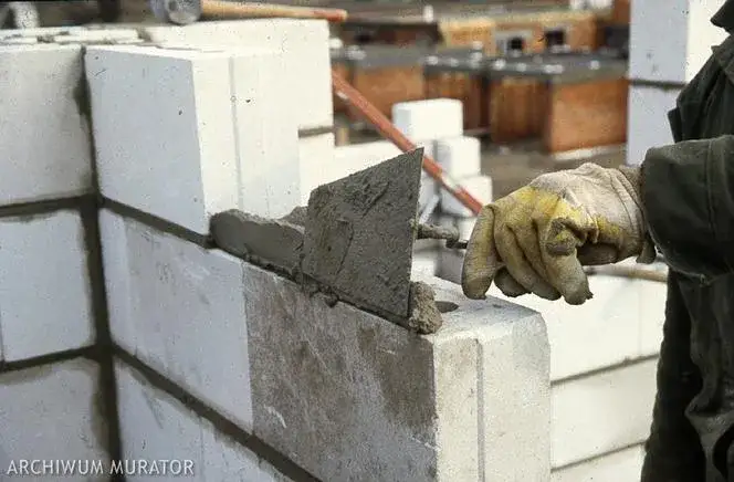 Ile litrów zaprawy murarskiej z worka 25 kg? Sprawdź ważne informacje