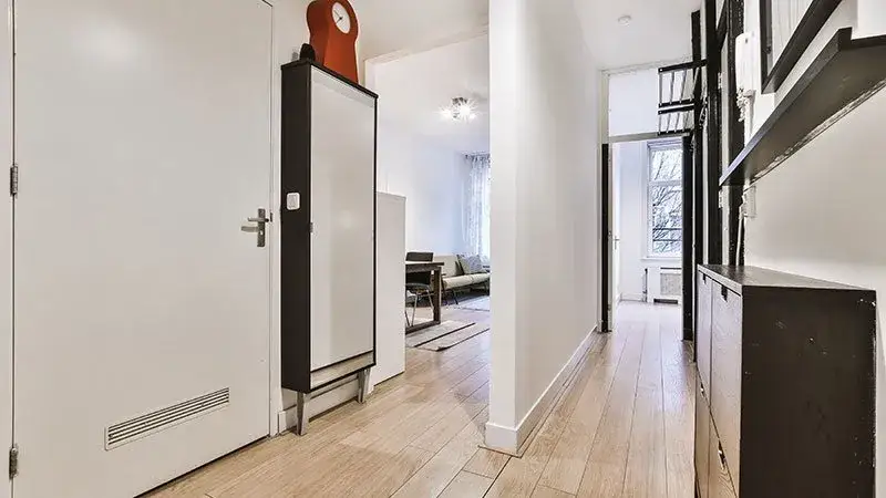 Jak oświetlić korytarz, by uniknąć ciemnych zakamarków i stworzyć przytulność