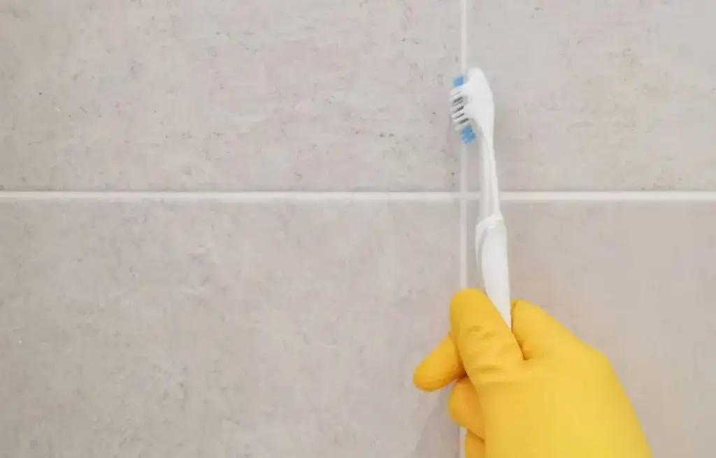 Jak skutecznie wyczyścić białe fugi i uniknąć ich ponownego zabrudzenia