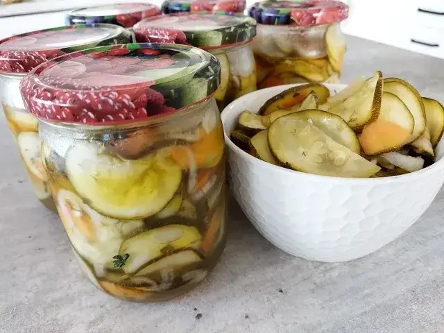 Jak zrobić sałatkę z cukinii: 5 prostych przepisów krok po kroku