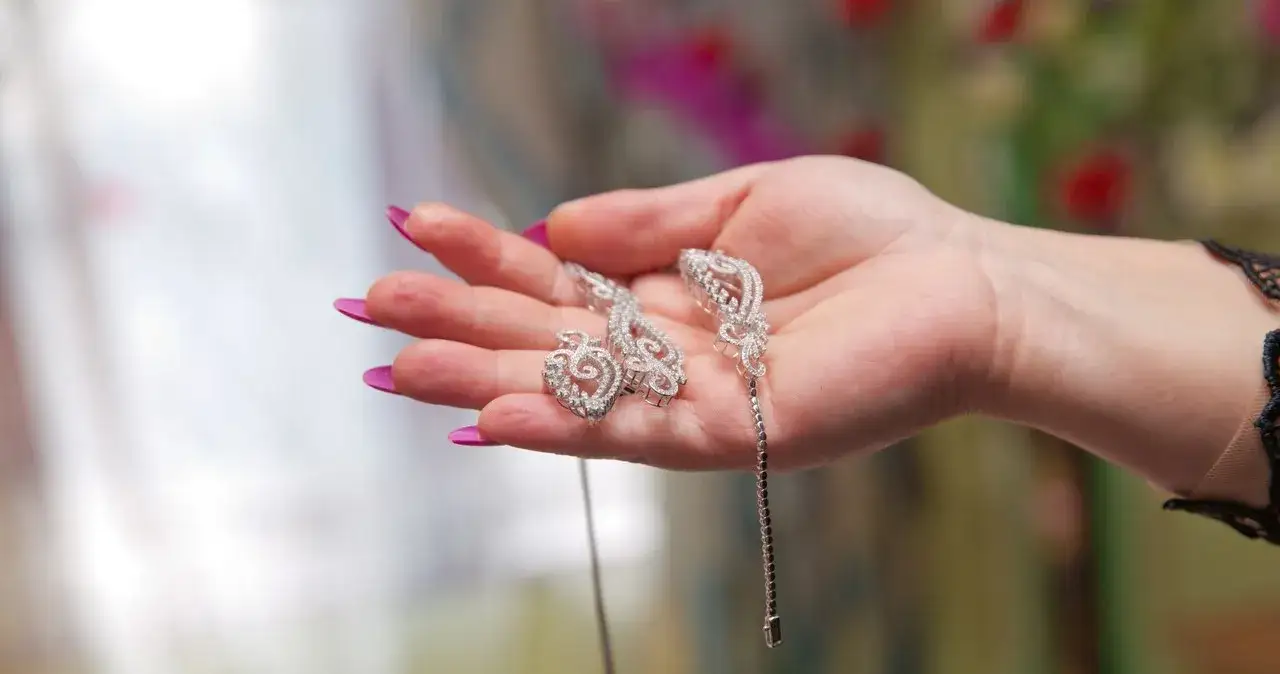 Czy do EKG trzeba zdjąć biżuterię? Ważne informacje dla pacjentów