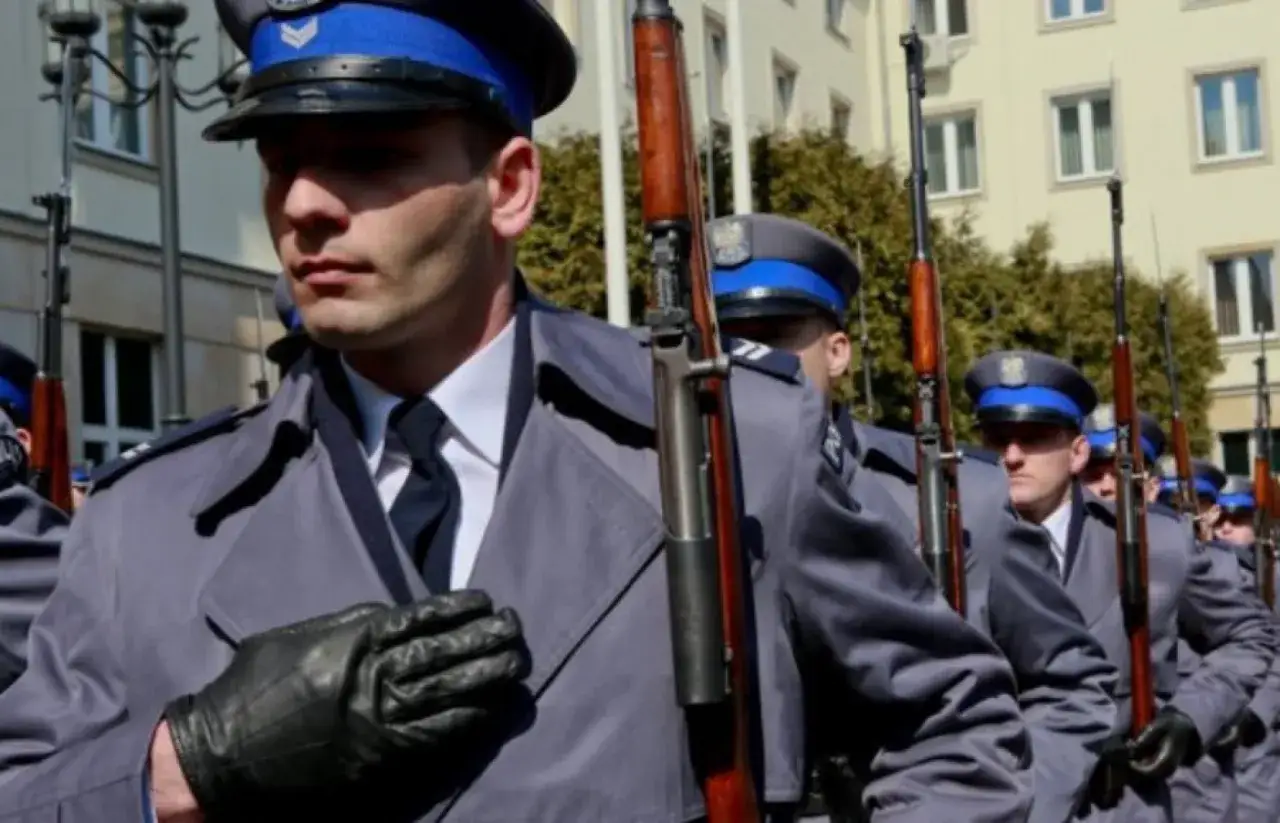 Emerytura policjanta: Kluczowe warunki i zasady przejścia na odpoczynek