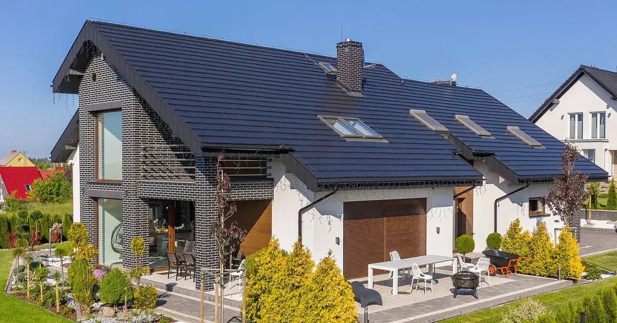 Czarna dachówka i elewacja: idealne połączenie, które zachwyci sąsiadów