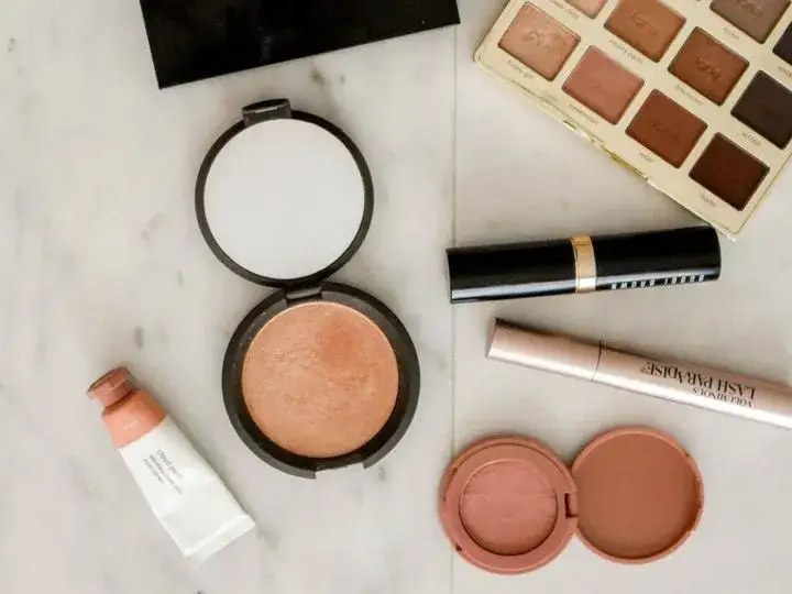 Jakie są kosmetyki do makijażu? Odkryj najlepsze produkty dla siebie