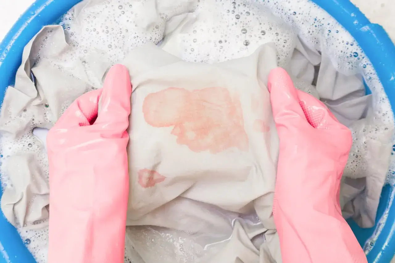 Jak sprać krew z koszuli – skuteczne metody na uporczywe plamy