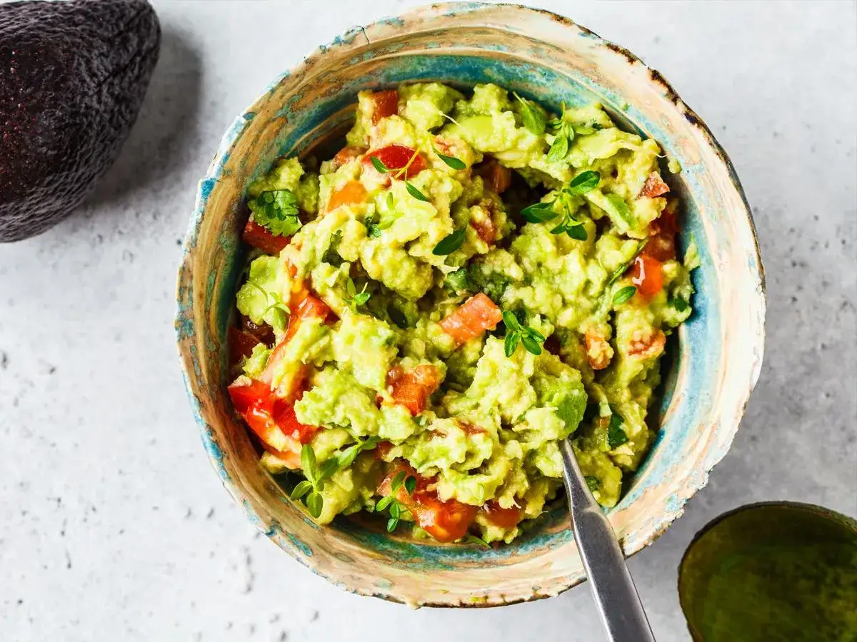 Z czym się je guacamole? Odkryj najlepsze połączenia smakowe
