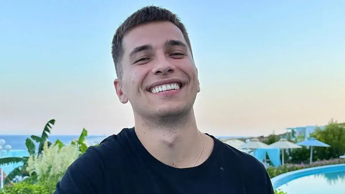 Kim jest ojciec Friza? Poznaj Piotra Wiśniewskiego i jego rolę w życiu Karola