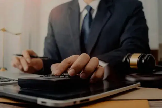 Ile kosztuje wizyta u prawnika? Sprawdź, co wpływa na ceny usług