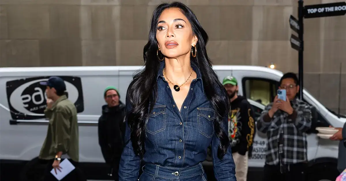 Jakie spodnie do koszuli jeansowej damskiej - stylizacje, które zachwycą