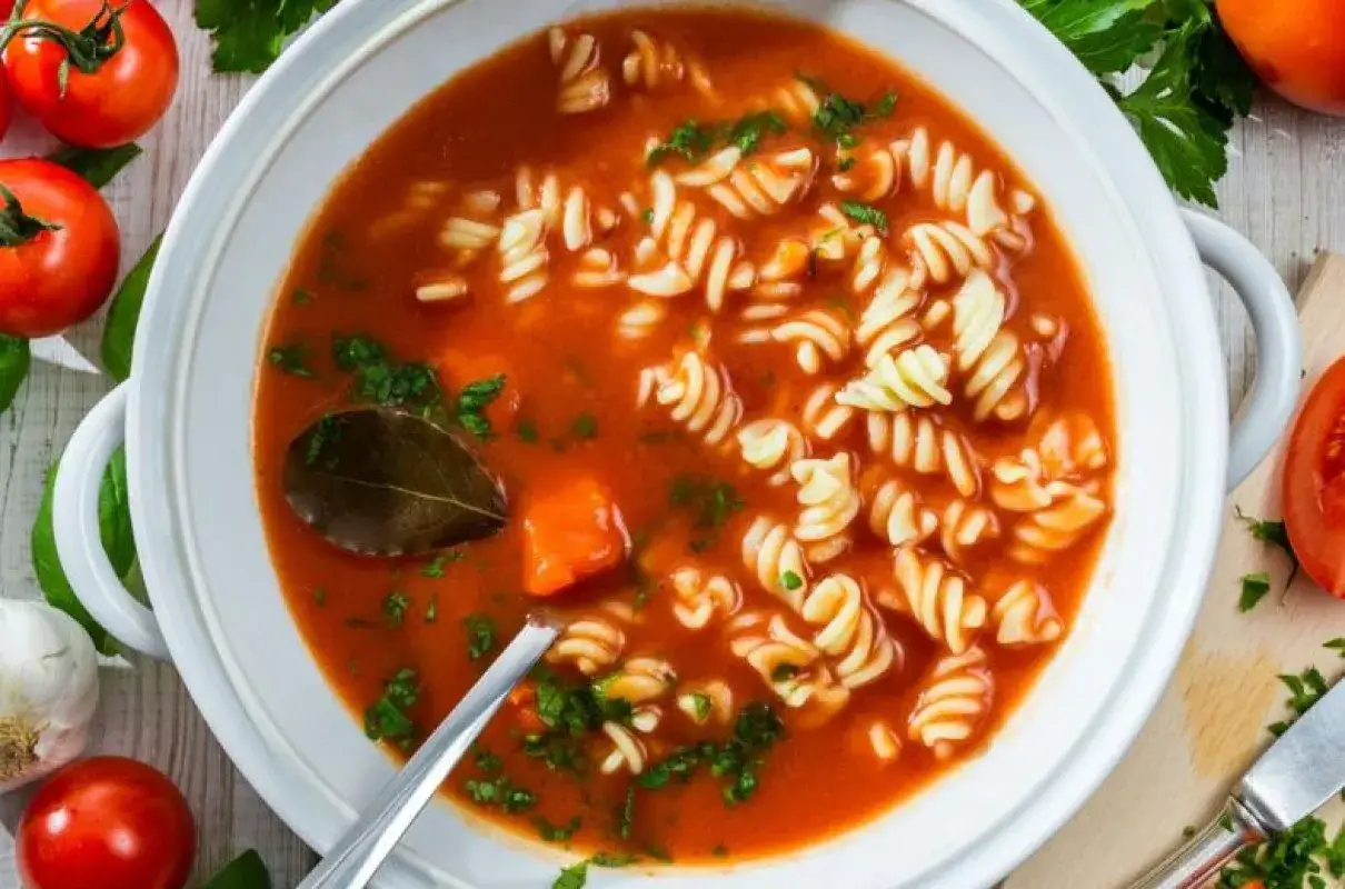 Co dodać do zupy pomidorowej, aby poprawić jej smak i aromat?