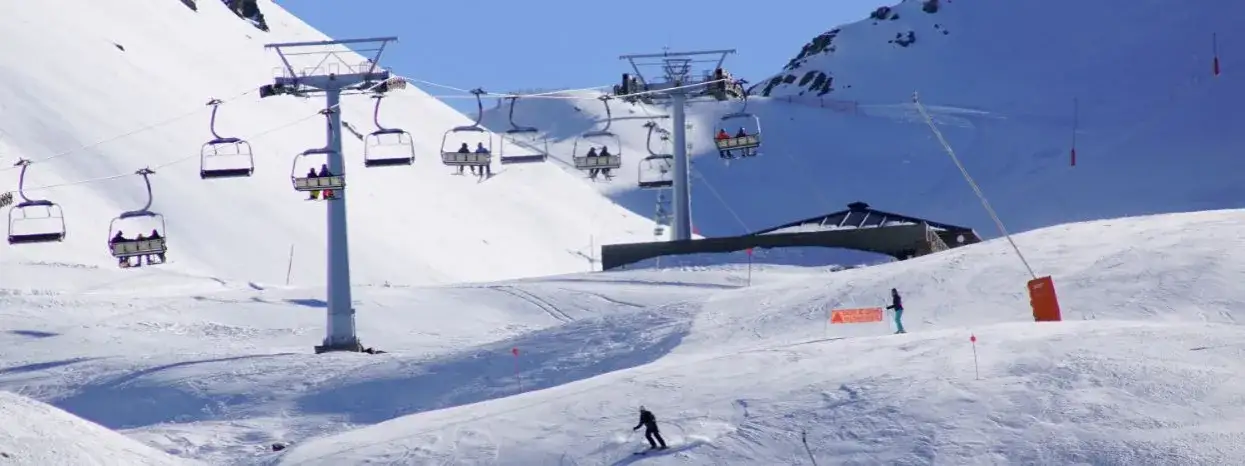 Esquiar en los Pirineos: Las mejores estaciones y consejos esenciales