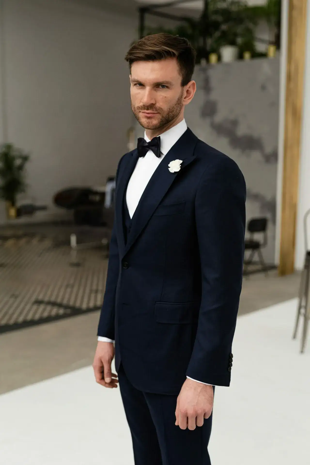 Jak wybrać idealny garnitur na ślub – porady, trendy i najczęstsze błędy